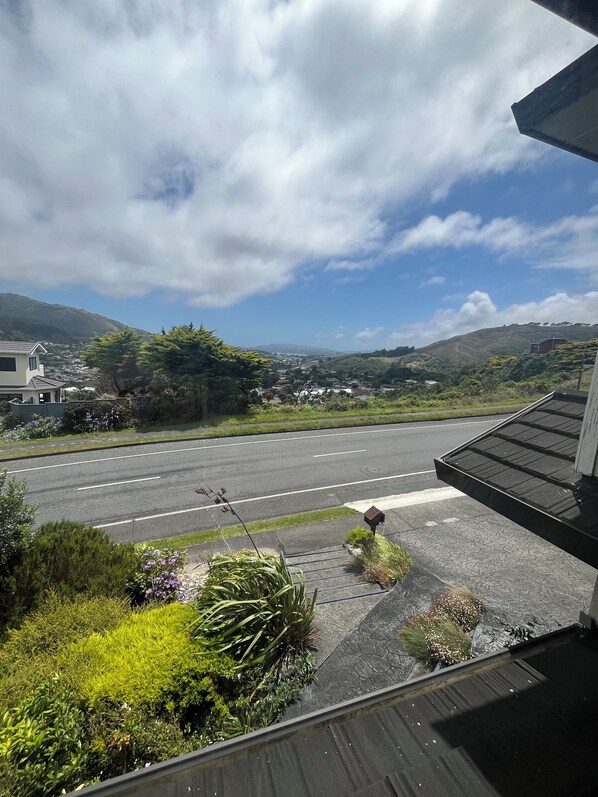 Property grounds - Spacious - Sleeps 5 plus baby and pets. Wonderful Views. (Tawa)