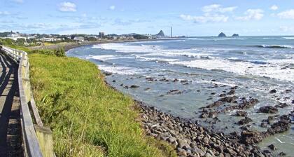 Relaxing Townhouse Near Coastal Walkway