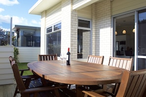 Outdoor dining - Relaxing Townhouse in New Plymouth (New Plymouth)