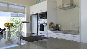 Coffee/tea maker, fridge, microwave, oven
