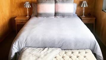 3 bedrooms, desk, iron/ironing board, travel cot