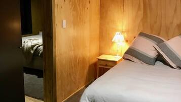 3 bedrooms, desk, iron/ironing board, travel crib