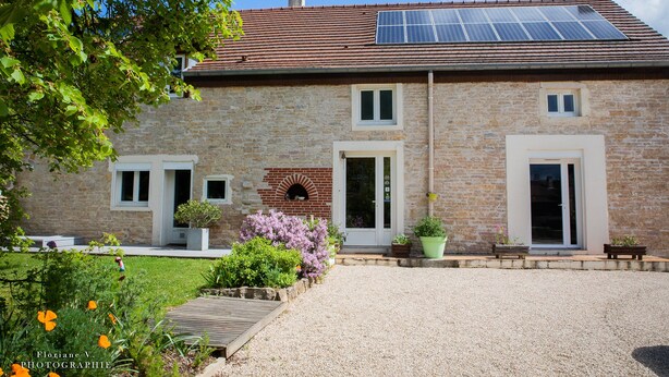 A stone house with a tiled roof, a brick oven, and solar panels. - Aux Mésanges (Labergement-Foigney)