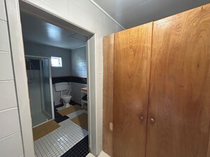 Regadera, toallas, jabón, papel de baño 