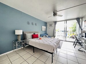 Cofres nos quartos, escrivaninha, ferros/tábuas de passar roupa