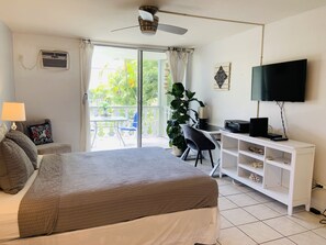 Cofres nos quartos, escrivaninha, ferros/tábuas de passar roupa