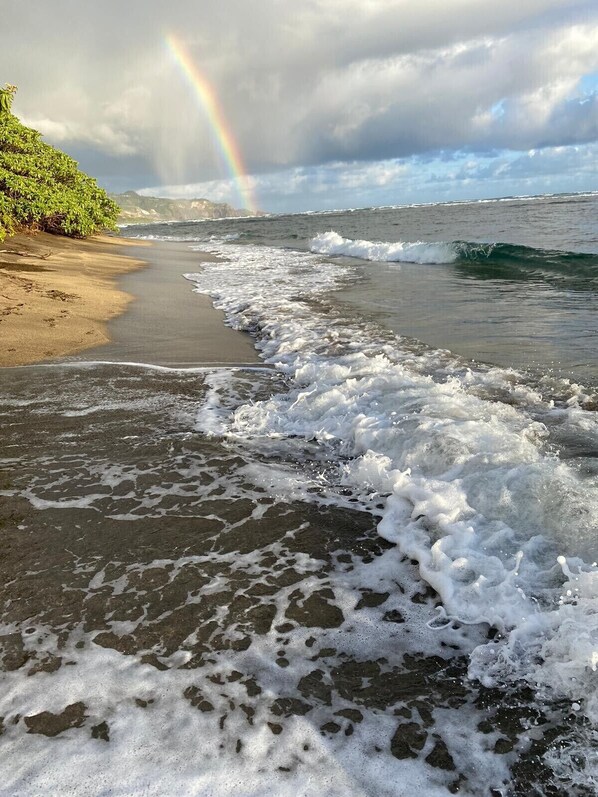 Perto da praia, espreguiçadeiras, toalhas de praia 