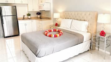 Een kluis op de kamer, een bureau, een strijkplank/strijkijzer