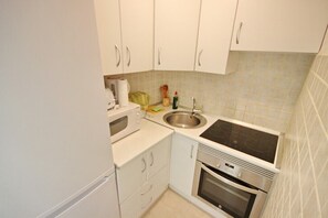 Een koelkast, een microgolfoven, een oven, een kookplaat