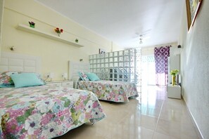 Een kluis op de kamer, een strijkplank/strijkijzer, gratis wifi