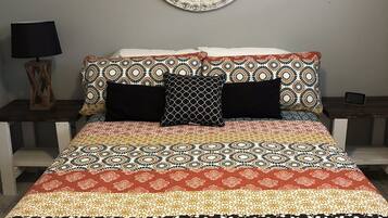 1 dormitori, planxa i posts de planxar i un bressol de viatge