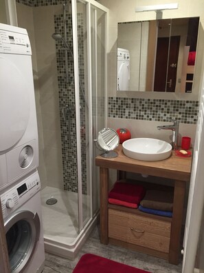 Douche, sèche-cheveux, serviettes fournies, savon