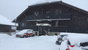 Un bâtiment à la façade sombre, avec une enseigne au-dessus de l’entrée.