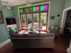 Smart-TV, DVD-spiller, bøker og filmbibliotek