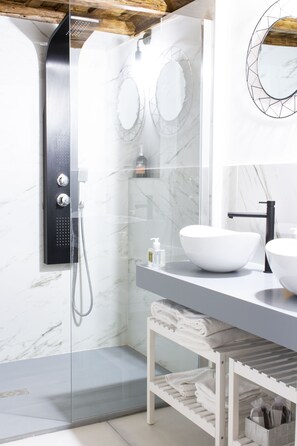 City Suite, Private Bathroom, City View | Bathroom | Shower, rainfall showerhead, hair dryer, bidet - Casa Pietra (Rome)