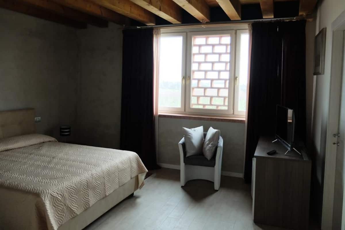 Double Room | Desk, cribs/infant beds, rollaway beds, free WiFi