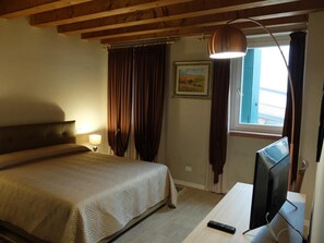 Schreibtisch, Babybetten, Zustellbetten, kostenloses WLAN