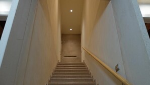A staircase with a handrail and a light fixture at the top. - B&B Eldorado (Sommacampagna)