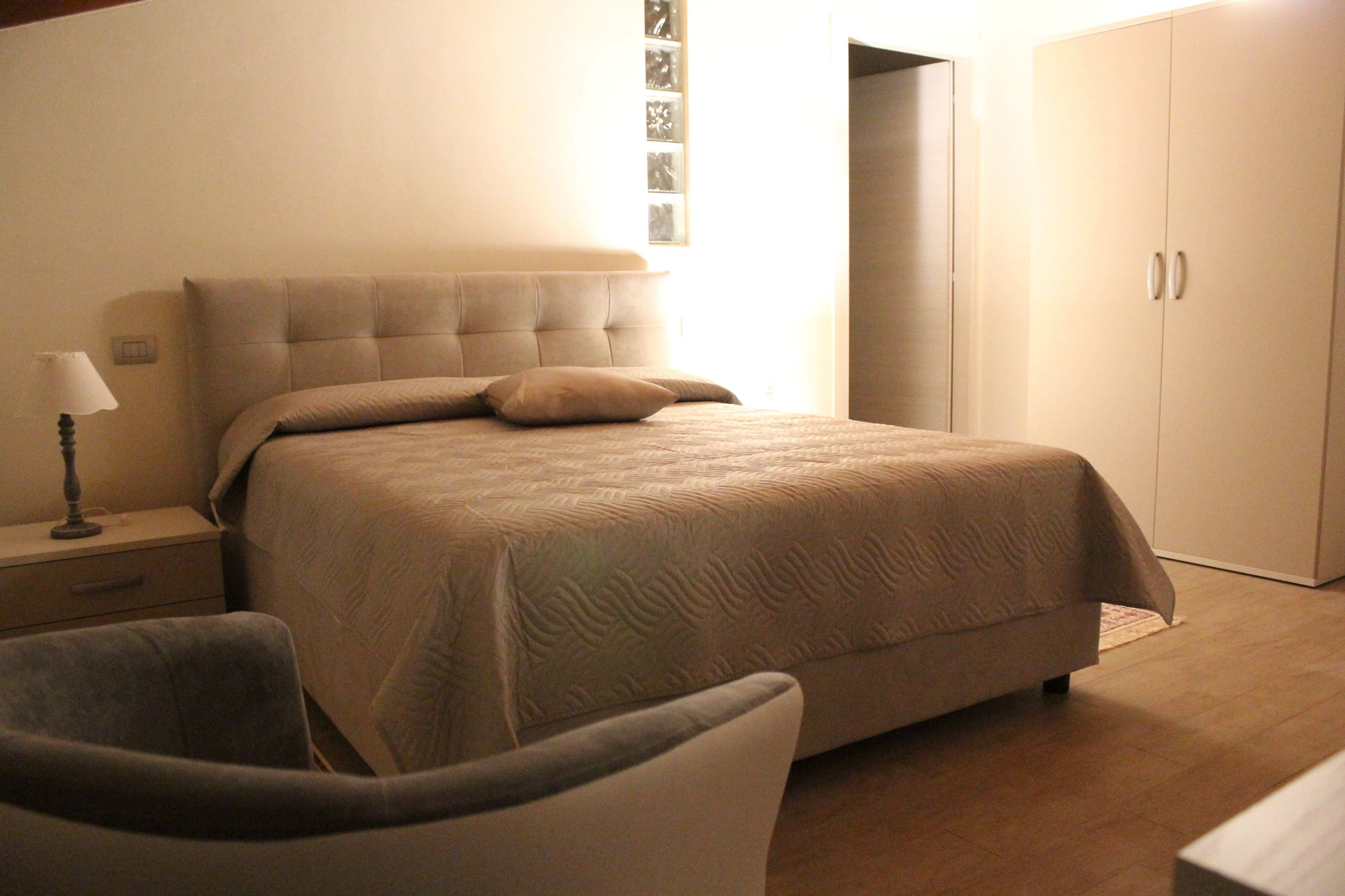 Desk, cribs/infant beds, rollaway beds, free WiFi