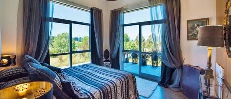 1 quarto, ferros/tábuas de passar roupa, berço de viagem