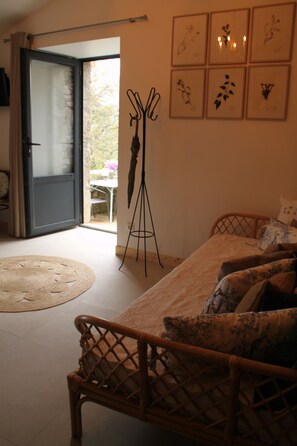 Individually decorated, individually furnished, laptop workspace - La Demeure Des Maitres (Chirols)