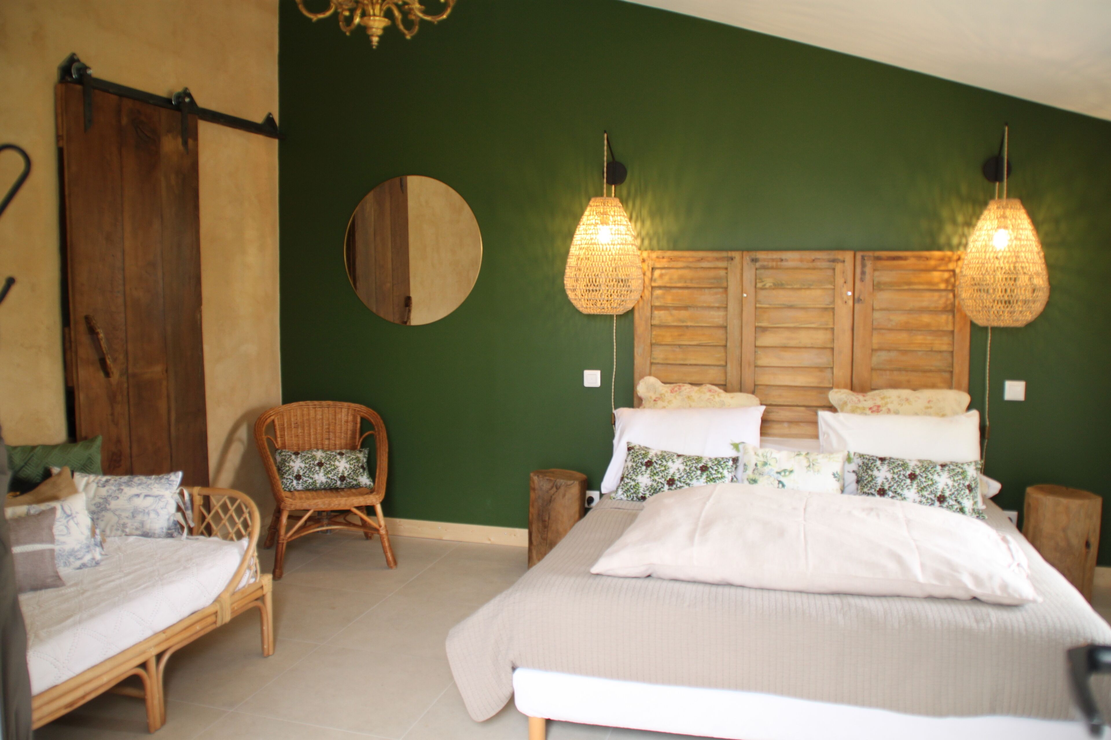 Une chambre à coucher avec un grand lit, deux tables de chevet, une chaise et une armoire.