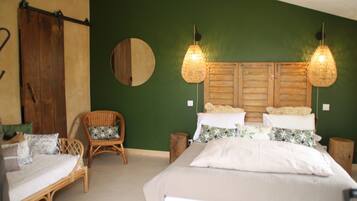 Une chambre à coucher avec un grand lit, deux tables de chevet, une chaise et une armoire.