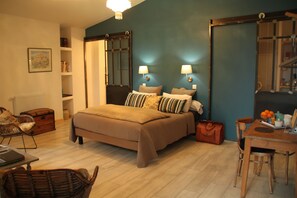 Individually decorated, individually furnished, laptop workspace - La Demeure Des Maitres (Chirols)