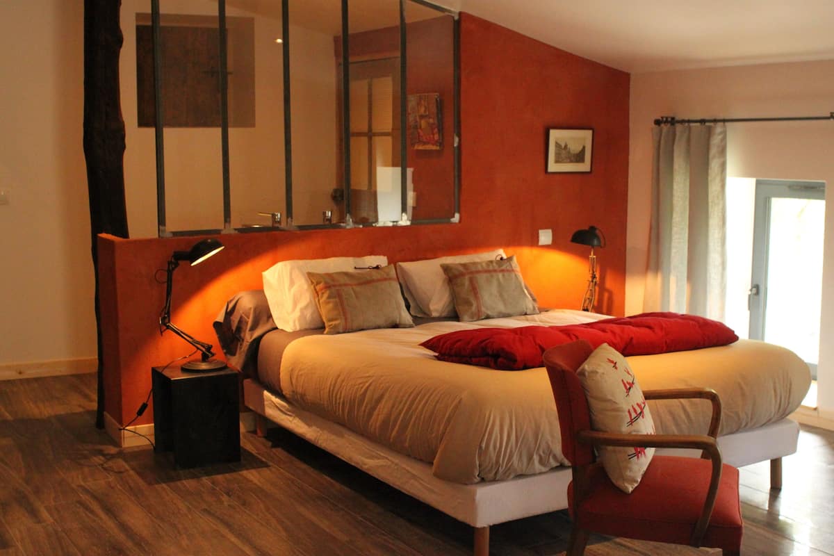 Suite (Piment) | 2 chambres, décor unique, ameublement unique