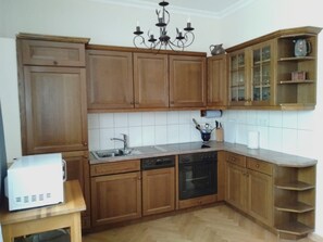 Køleskab, mikrobølgeovn, ovn, kogeplade