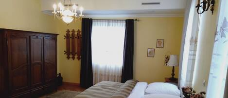 1 kamar tidur, seprai premium, busa memori, dan brankas