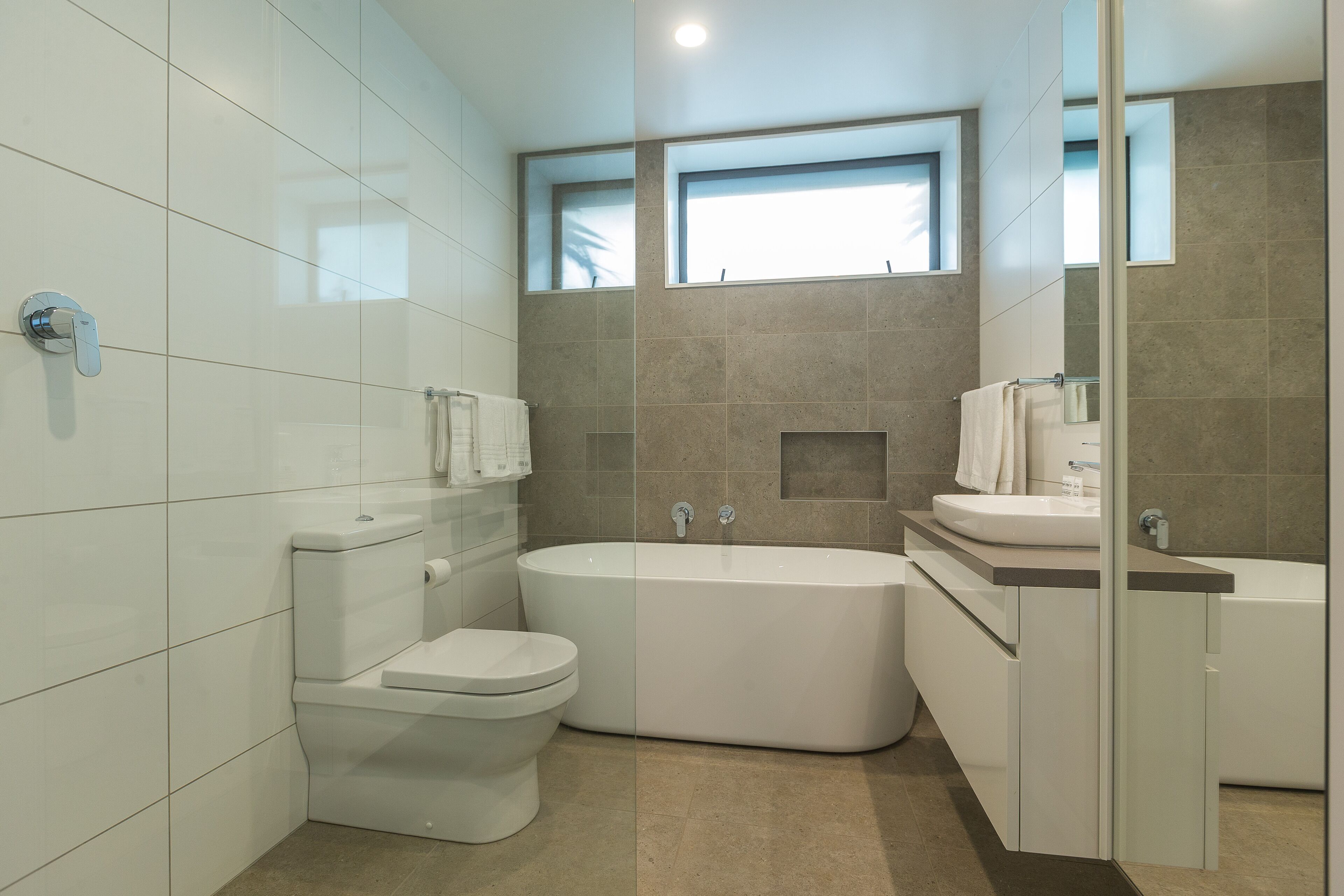 Combined shower/tub, free toiletries, hair dryer, towels