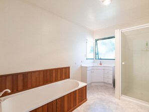 Bathtub, hair dryer - Kawau Vista - Snells Beach Holiday Home (Snells Beach)