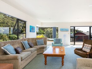 TV - Kawau Vista - Snells Beach Holiday Home (Snells Beach)
