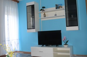 Apartment, 2 Schlafzimmer, Hügelblick | Wohnzimmer | Plasmafernseher, aktuelle Filme