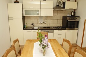 Comfort-Apartment | Essbereich im Zimmer