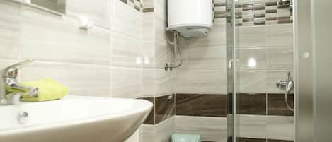 Suite Classique | Salle de bain | SĂšche-cheveux, serviettes fournies, papier toilette