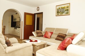 Comfort-Apartment | Zimmersafe, kostenlose Babybetten, kostenloses WLAN, Bettwäsche