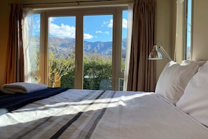 4 bedrooms, iron/ironing board, WiFi, bed sheets - Epic Location at Eely Point (Wanaka)
