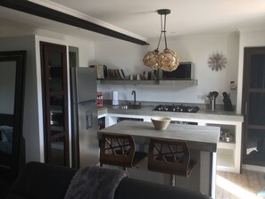 Réfrigérateur, micro-ondes, four, plaque de cuisson