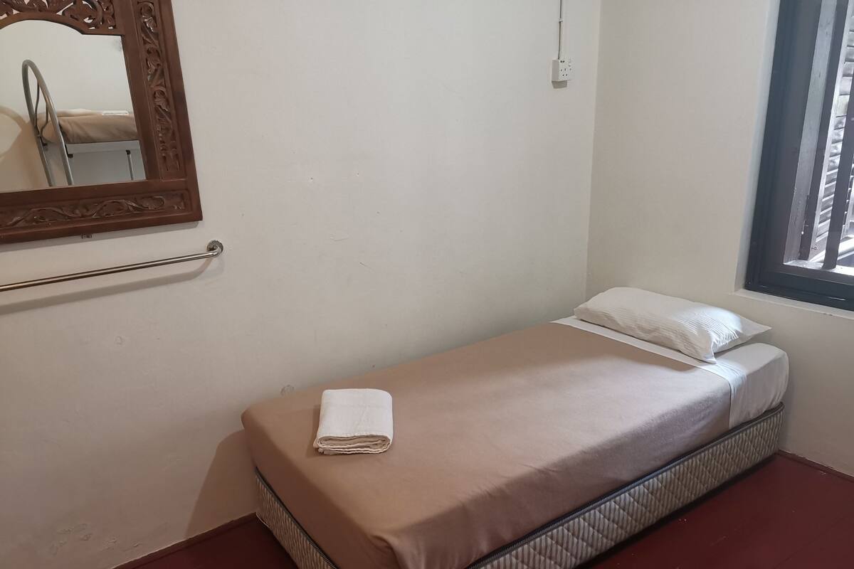 Superior Triple Room, Garden View | Seterika/papan seterika, Wi-fi percuma 