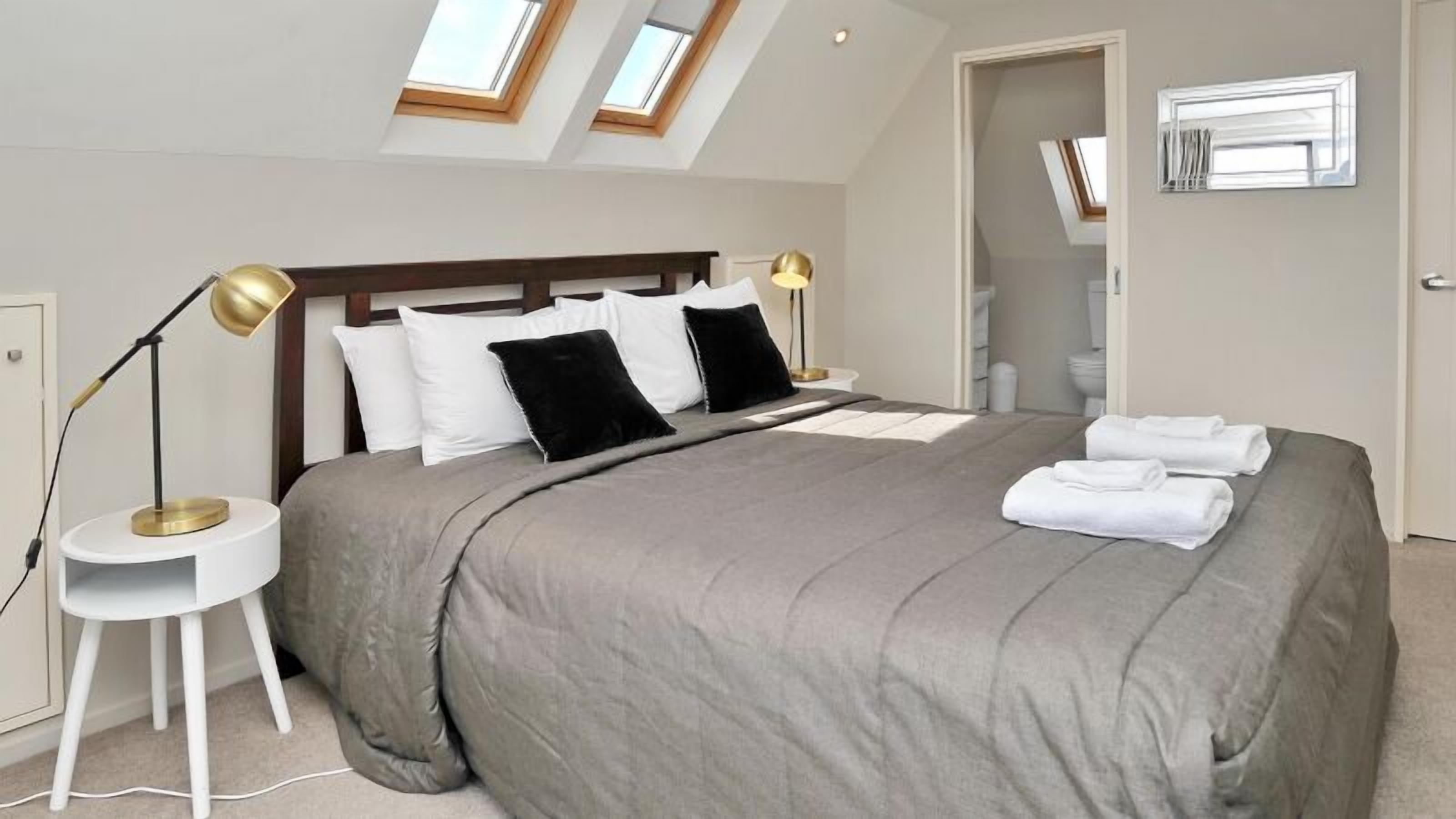 5 bedrooms, iron/ironing board, free WiFi, bed sheets