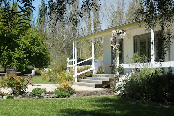 Northala Cottage, your own private space for breakfast, BBQ & starlit nights .