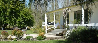 Northala Cottage; your private self-contained home - FREE Wi-Fi