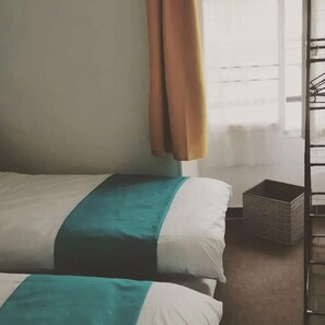 Premium bedding, individually decorated, individually furnished - Hotel Alsace (Lourdes)