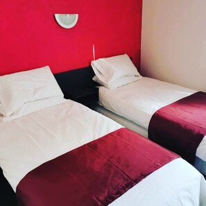 Premium bedding, individually decorated, individually furnished - Hotel Alsace (Lourdes)