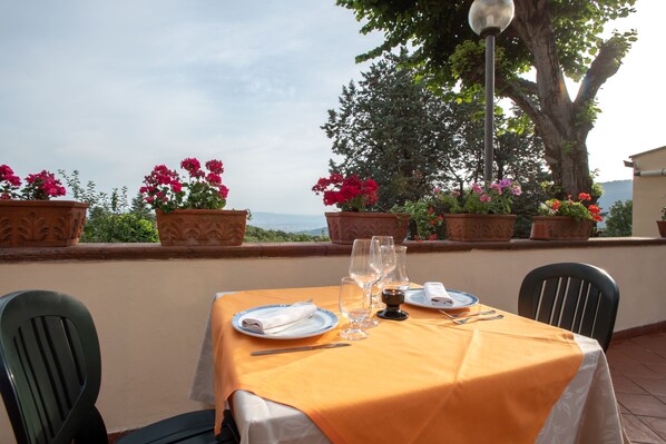 Lunch and dinner served, Italian cuisine