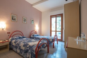 Chambre Standard double ou avec lits jumeaux | Bureau, accès au Wi-Fi (inclus), literie fournie