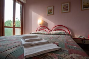 Standard Double or Twin Room | Desk, free WiFi, bed sheets - Hotel Ristorante le Terrazze di Nappino (Vaglia)