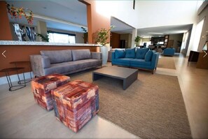 TV, mesa de pingue-pongue, livros, videoteca
